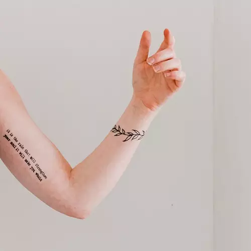 Flash Tattoo (42 foton): Vad är det? Tatuering på kroppen och håret, guldklistermärken och andra. Hur man tillämpar tillfälliga tatueringar och hur mycket håller de? 14271_4