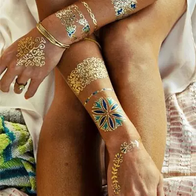 Flash tatuiruotė (42 nuotraukos): kas tai yra? Tatuiruotė ant kūno ir plaukų, aukso lipdukų ir kitų. Kaip taikyti laikinas tatuiruotes ir kiek jie turi? 14271_7