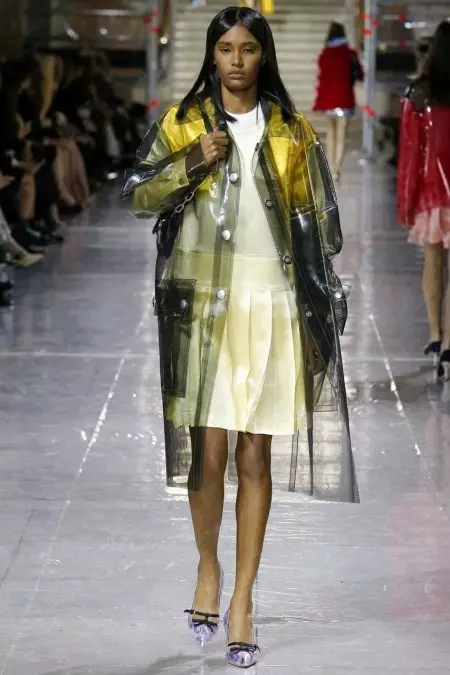 Capa de chuva feminina: Como escolher uma jaqueta e capa de chuva, com um capô, descartável e reutilizável, com o que vestir 14307_25