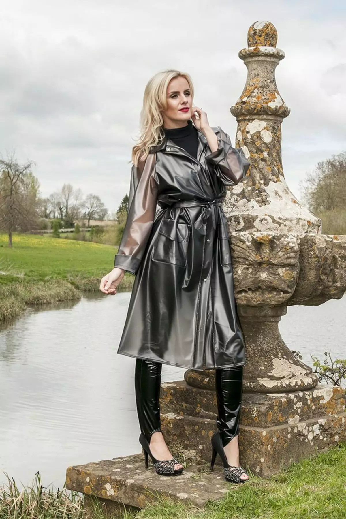 Capa de chuva feminina: Como escolher uma jaqueta e capa de chuva, com um capô, descartável e reutilizável, com o que vestir 14307_29