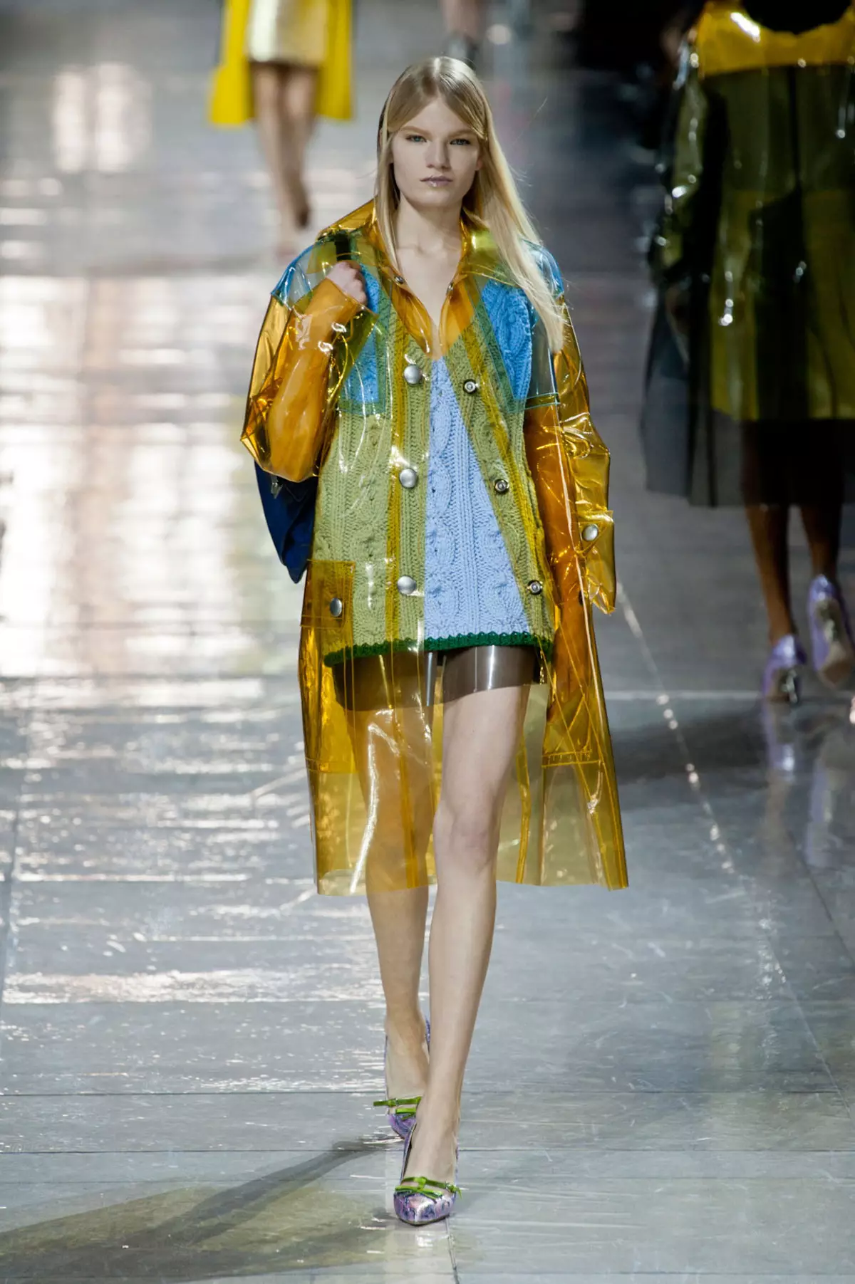 Capa de chuva feminina: Como escolher uma jaqueta e capa de chuva, com um capô, descartável e reutilizável, com o que vestir 14307_31