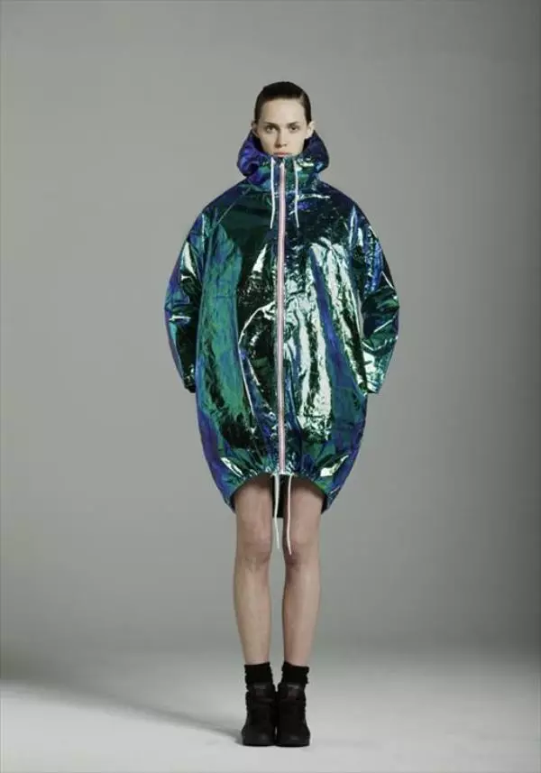 Női esőkabát: Hogyan válasszunk egy kabátot és az esőkabát esőkabátot, egy motorháztetővel, eldobható és újrafelhasználható, azzal, amit viselni kell 14307_33