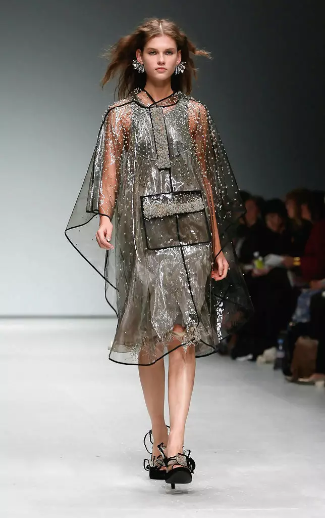 Capa de chuva feminina: Como escolher uma jaqueta e capa de chuva, com um capô, descartável e reutilizável, com o que vestir 14307_38