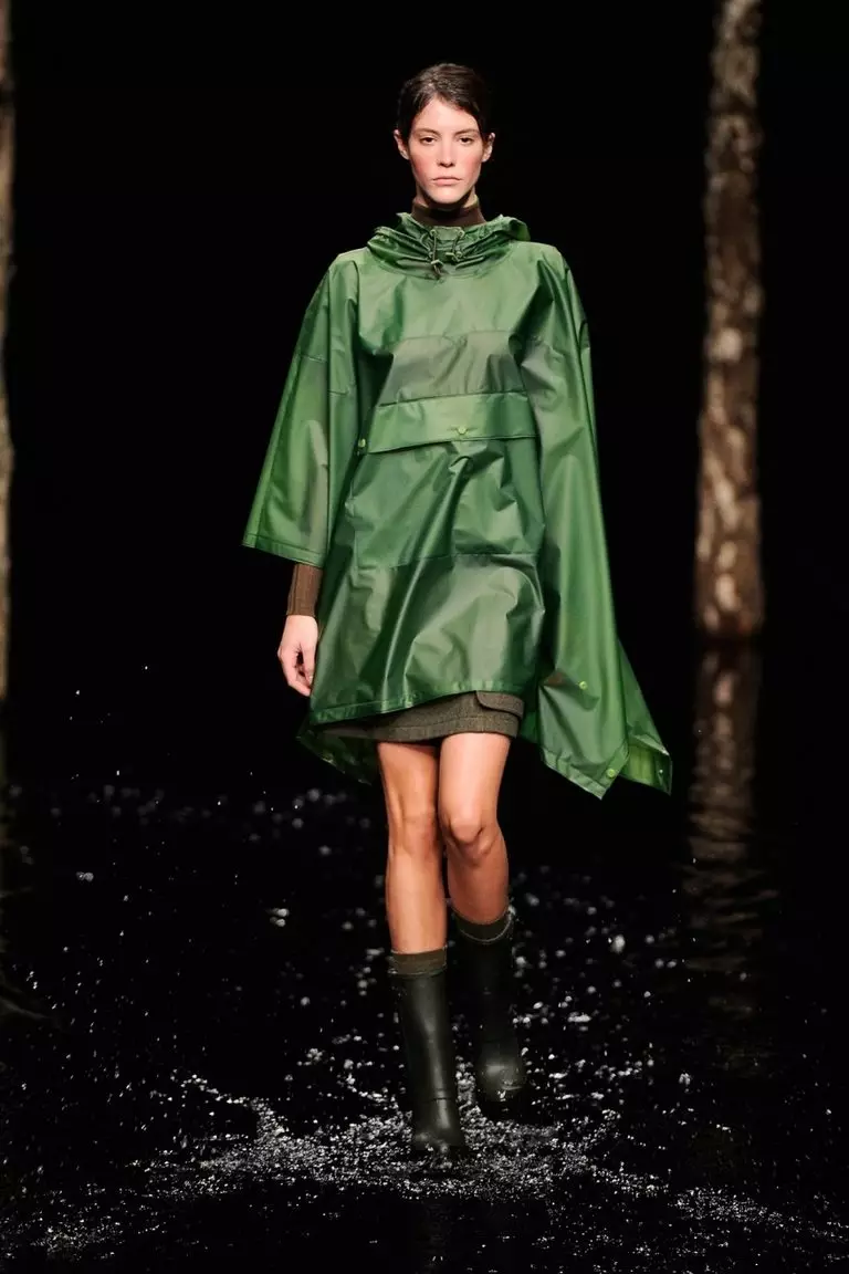 بارانی زنان: چگونه یک ژاکت و بارانی بارانی بارانی را انتخاب کنید، با یک هود، یکبار مصرف و قابل استفاده مجدد، با چه چیزی پوشیدن 14307_39
