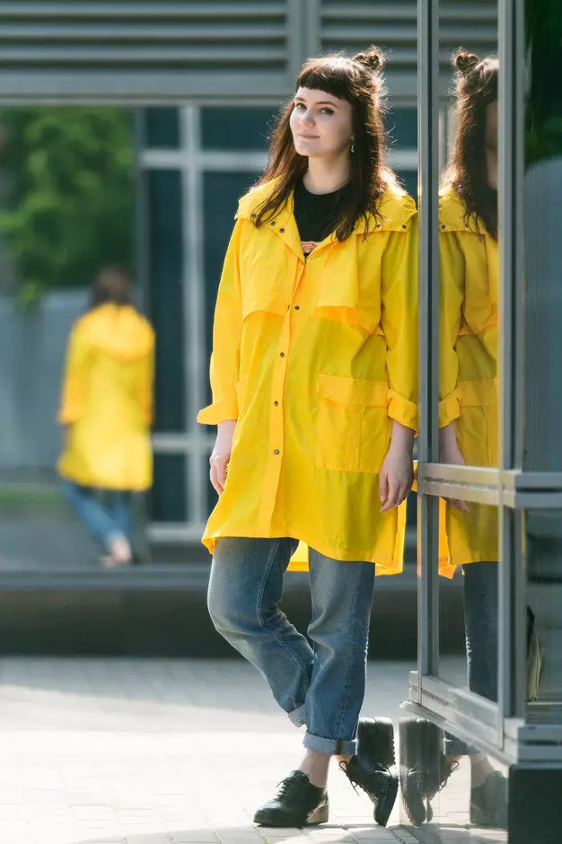 Жена дъждобран: как да изберете яке и шлифер шлифер, с качулка, за еднократна употреба и за многократна употреба, с какво да облека 14307_42