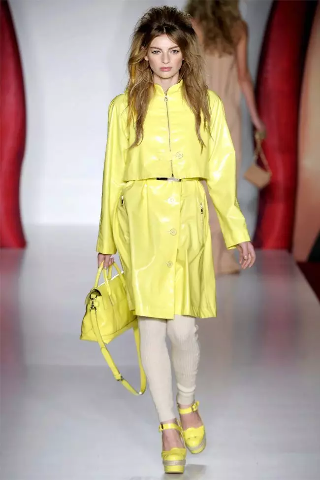 Kvinne Raincoat: Hvordan velge en jakke og Raincoat Raincoat, med en hette, engangs og gjenbrukbar, med hva du skal ha på seg 14307_46