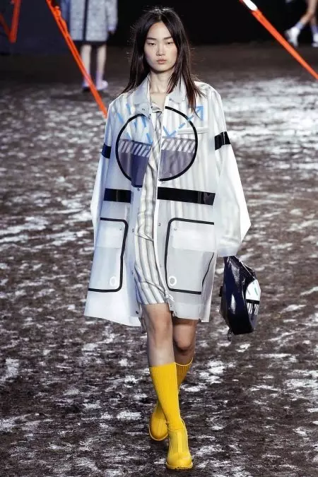 Capa de chuva feminina: Como escolher uma jaqueta e capa de chuva, com um capô, descartável e reutilizável, com o que vestir 14307_5