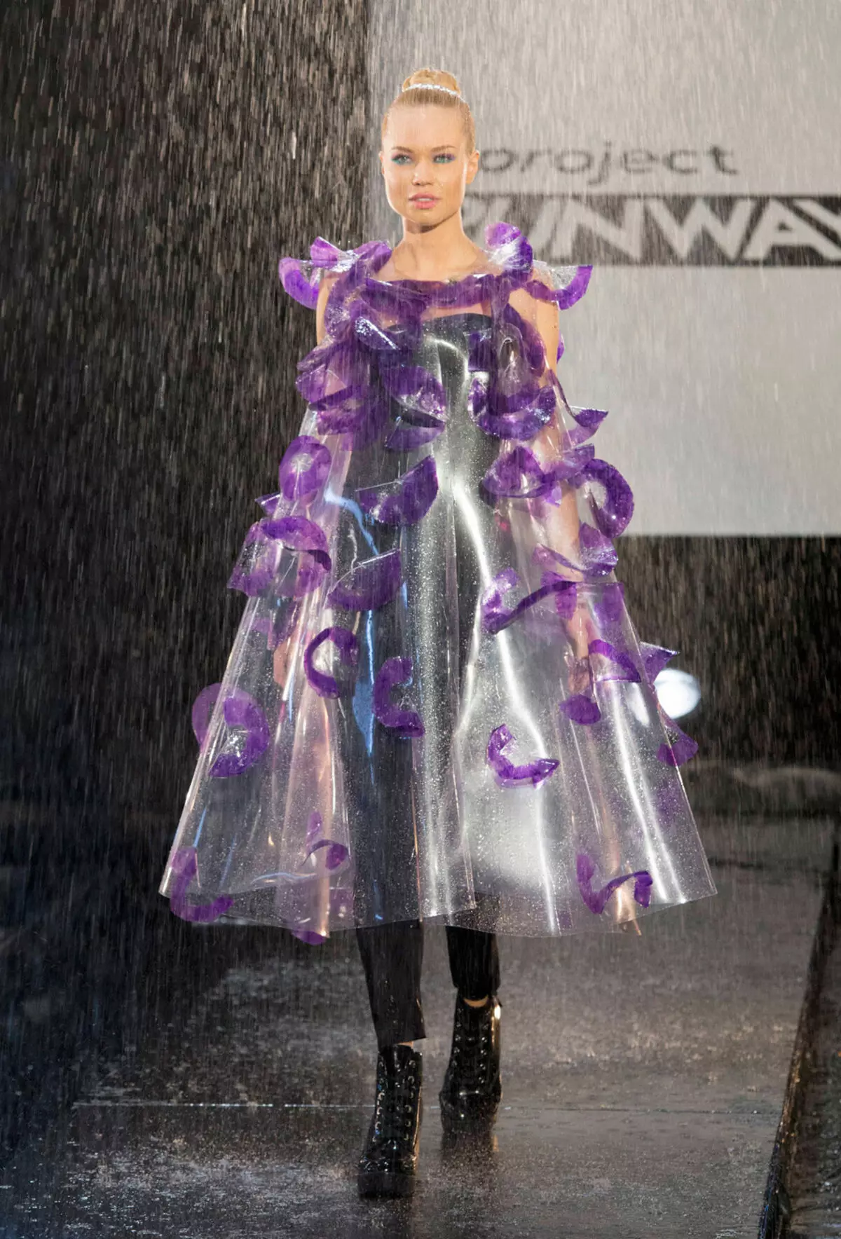 Capa de chuva feminina: Como escolher uma jaqueta e capa de chuva, com um capô, descartável e reutilizável, com o que vestir 14307_54