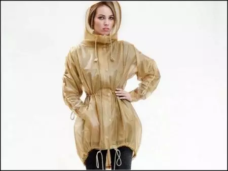Weiblicher Regenmantel: Wie man eine Jacke und Regenmantel entscheidet, mit einer Kapuze, Einweg- und Wiederverwendbar, mit was zu tragen 14307_61