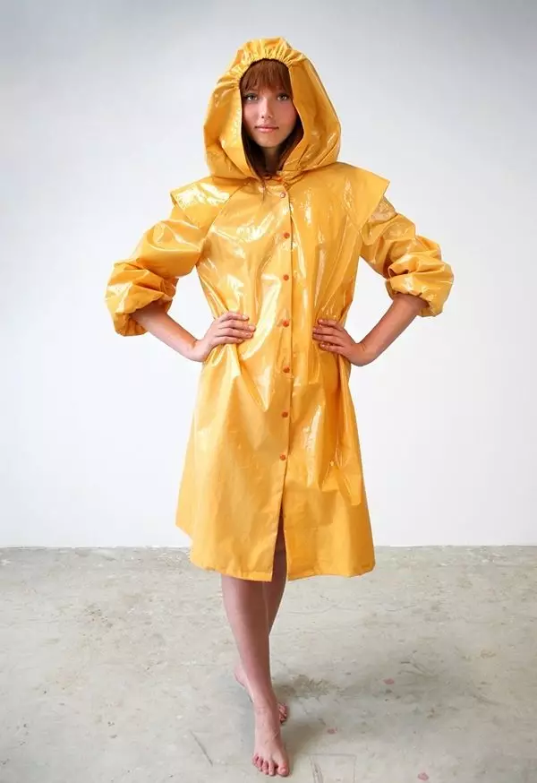 Weiblech raincoat: wéi eng Jackett an raincoat raincoat ze wielen, mat enger Hood, ewechzegeheien an reusable, mat wat fir zouzedrécken 14307_64