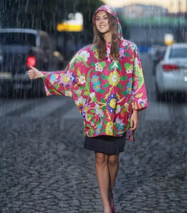Weiblicher Regenmantel: Wie man eine Jacke und Regenmantel entscheidet, mit einer Kapuze, Einweg- und Wiederverwendbar, mit was zu tragen 14307_65