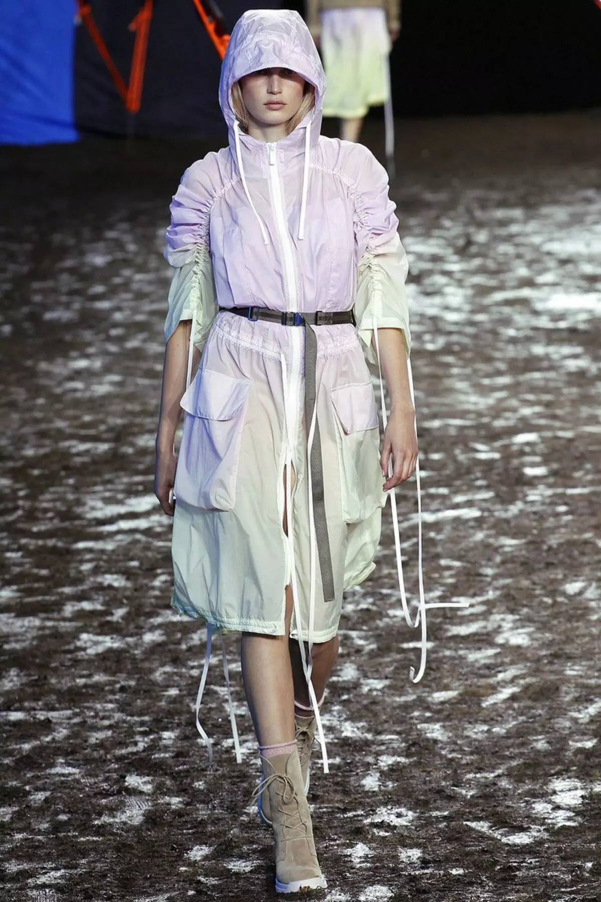 Kadın Yağmurluk: Bir ceket ve yağmurluk yağmurluk nasıl seçilir, bir başlık, tek kullanımlık ve yeniden kullanılabilir, ne giymeli 14307_68