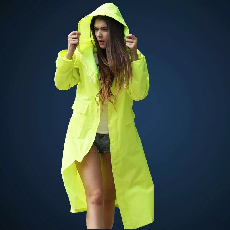 Kvinne Raincoat: Hvordan velge en jakke og Raincoat Raincoat, med en hette, engangs og gjenbrukbar, med hva du skal ha på seg 14307_73