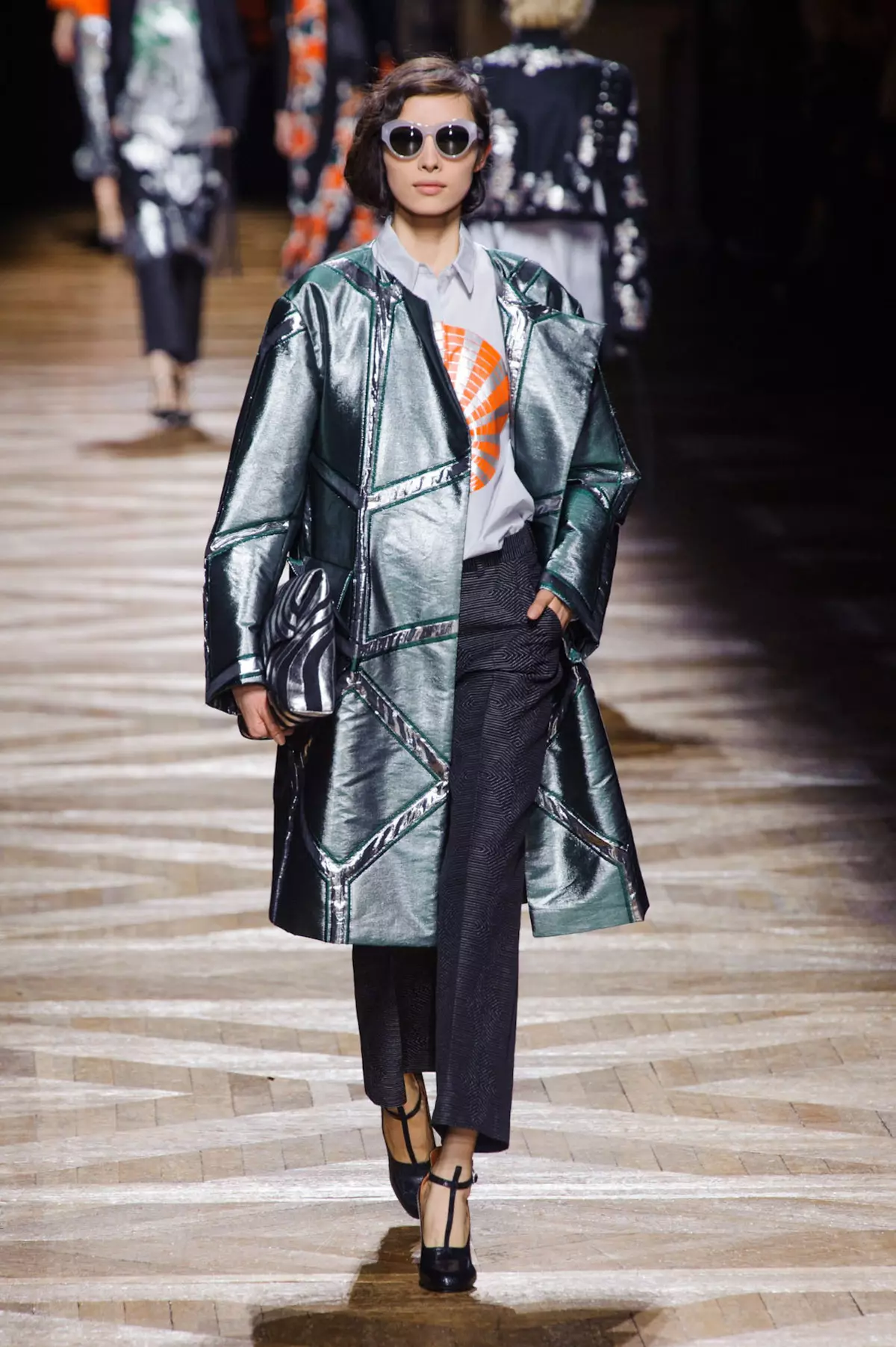 Capa de chuva feminina: Como escolher uma jaqueta e capa de chuva, com um capô, descartável e reutilizável, com o que vestir 14307_77