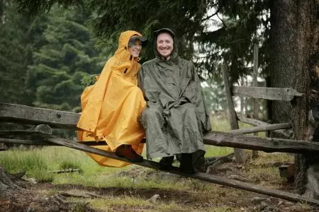 Poncho Raincoat (30 fotografija): Cloak Cape Poncho zaštita vlage, od ogrtača koji je 14313_17
