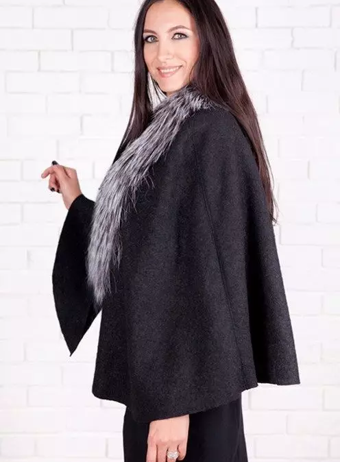 Poncho með skinn (43 myndir): Með skinnskerri, úr klútar, úr Cashmere, leðri, kvenkyns poncho með skinn kraga 14319_31