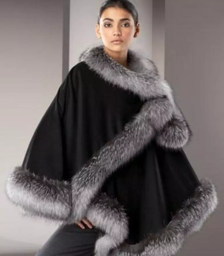 Poncho með skinn (43 myndir): Með skinnskerri, úr klútar, úr Cashmere, leðri, kvenkyns poncho með skinn kraga 14319_4