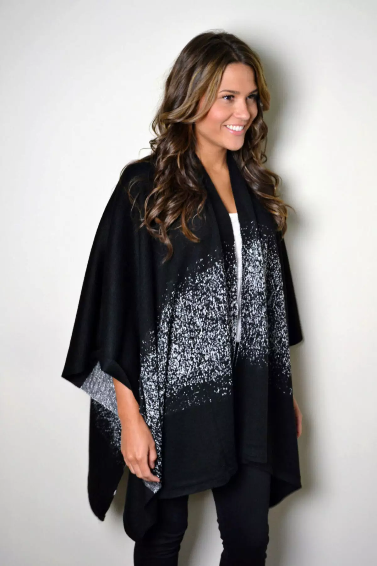 Dak li jilbsu Poncho 2021 (71 Ritratti): Kif tilbes Poncho Cape, li biha tilbes poncho fl-2021 14320_48