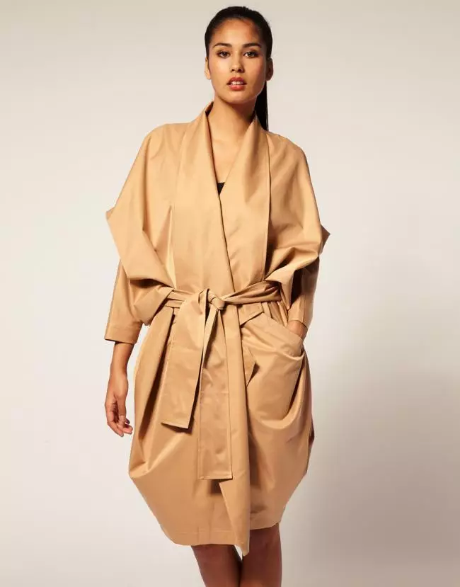 Beige Cloak (103 photos): with which and with what shoe wearing a beige cloak, from Barberry, to the knee, classic, cloak-trenchy, zara, long 14326_49