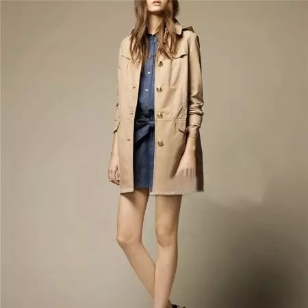 Beige Cloak (103 photos): with which and with what shoe wearing a beige cloak, from Barberry, to the knee, classic, cloak-trenchy, zara, long 14326_65