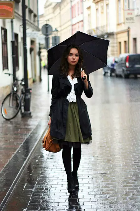 מה ללבוש מעיל גשם (92 תמונות): קמפינג, עם נעלי ספורט, צהוב, ורוד, אפור, קצר, אור, אלמוגים, כחול, טורקיז 14328_35