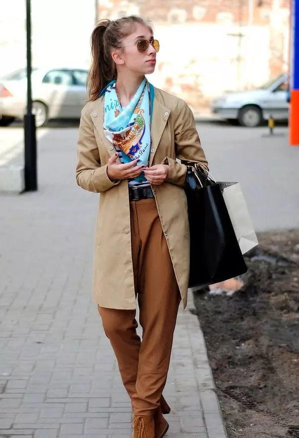 रेनकोट पहनने के लिए (92 फोटो): कैंपिंग, स्नीकर्स, पीला, गुलाबी, ग्रे, लघु, प्रकाश, मूंगा, नीला, फ़िरोज़ा के साथ 14328_43
