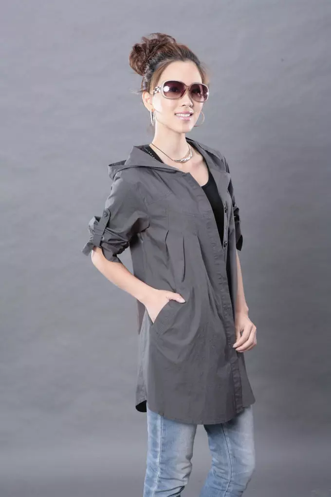 Cloak con capucha feminina (87 fotos): impermeable, impermeable, calefacción, capa de capa, parque de raincoat, longa, demi-tempada 14334_11