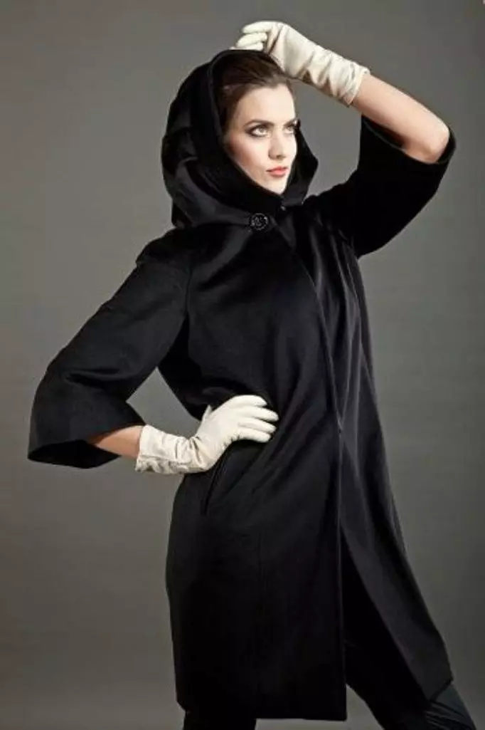 Cloak con capucha feminina (87 fotos): impermeable, impermeable, calefacción, capa de capa, parque de raincoat, longa, demi-tempada 14334_76