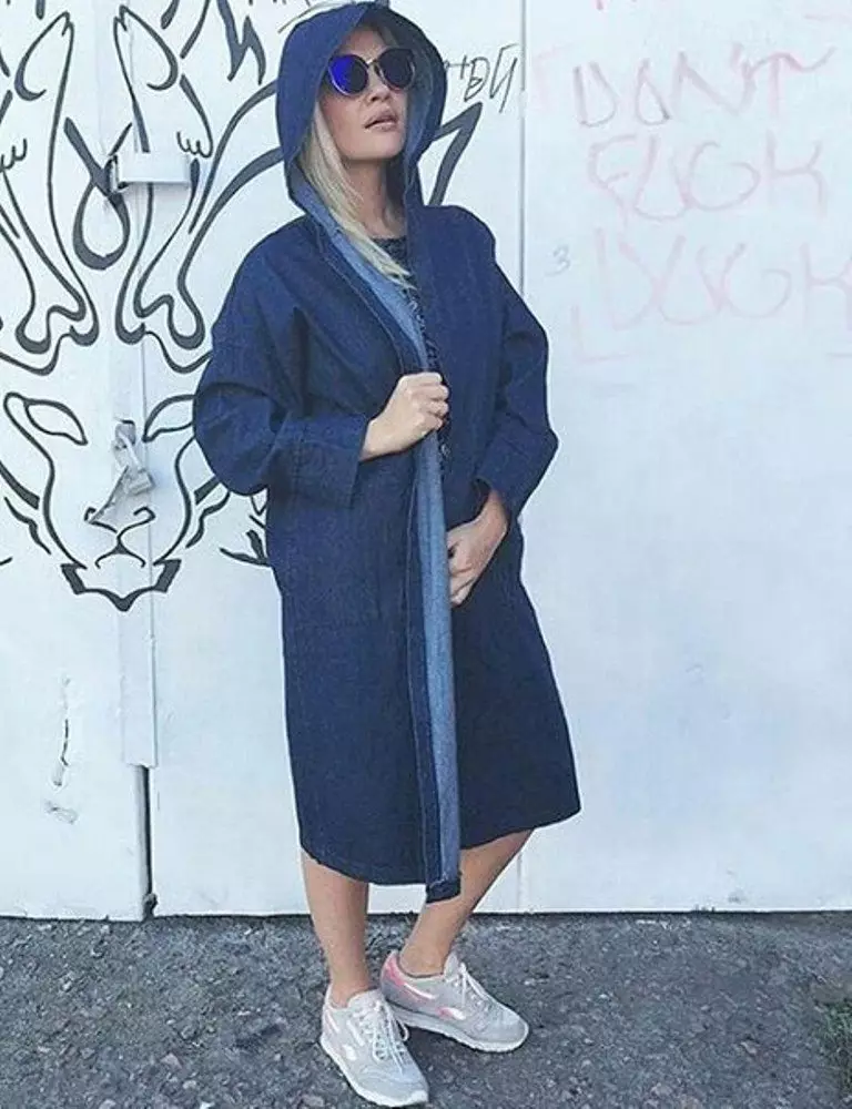 Denim Cloak (63 bilder): Hva skal du ha på en kvinnelig kappe av denim, lenge, for gravide kvinner 14336_17
