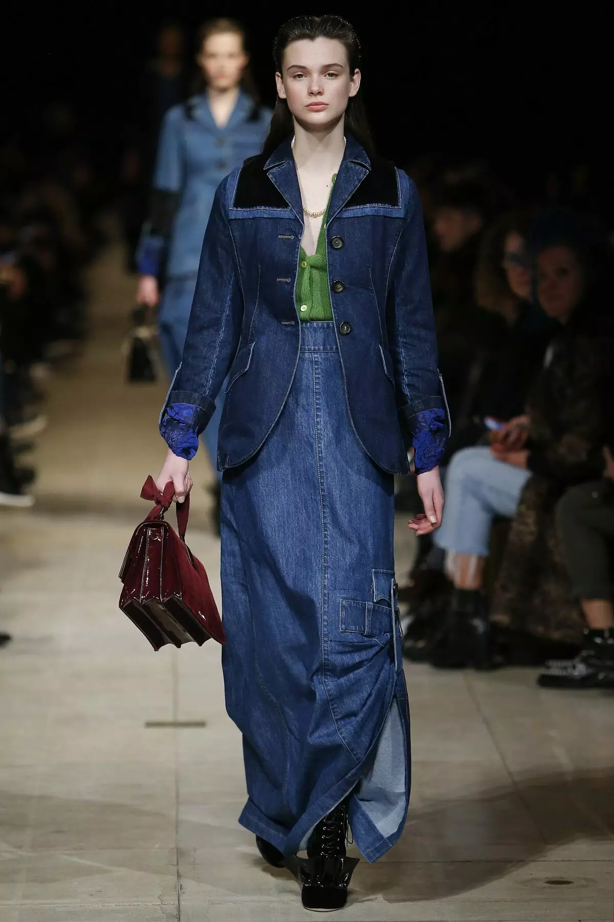 Denim Cloak (63 fotografij): Kaj nositi ženski plašč denim, dolga, za nosečnice 14336_58