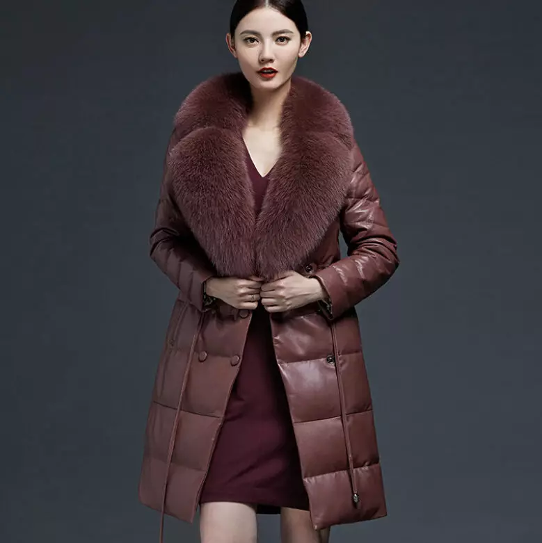 Couro para baixo jaqueta (46 fotos): jaquetas de couro feminino com pele de pele preta, modelo com capuz 14352_45
