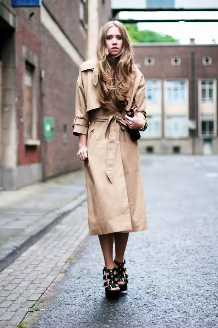 Cosa indossare Trench 2021 (79 foto): Come indossare una tripla nera femminile, beige, blu? 14375_16