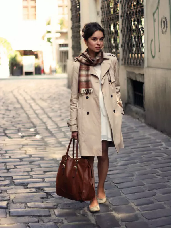 Cosa indossare Trench 2021 (79 foto): Come indossare una tripla nera femminile, beige, blu? 14375_37