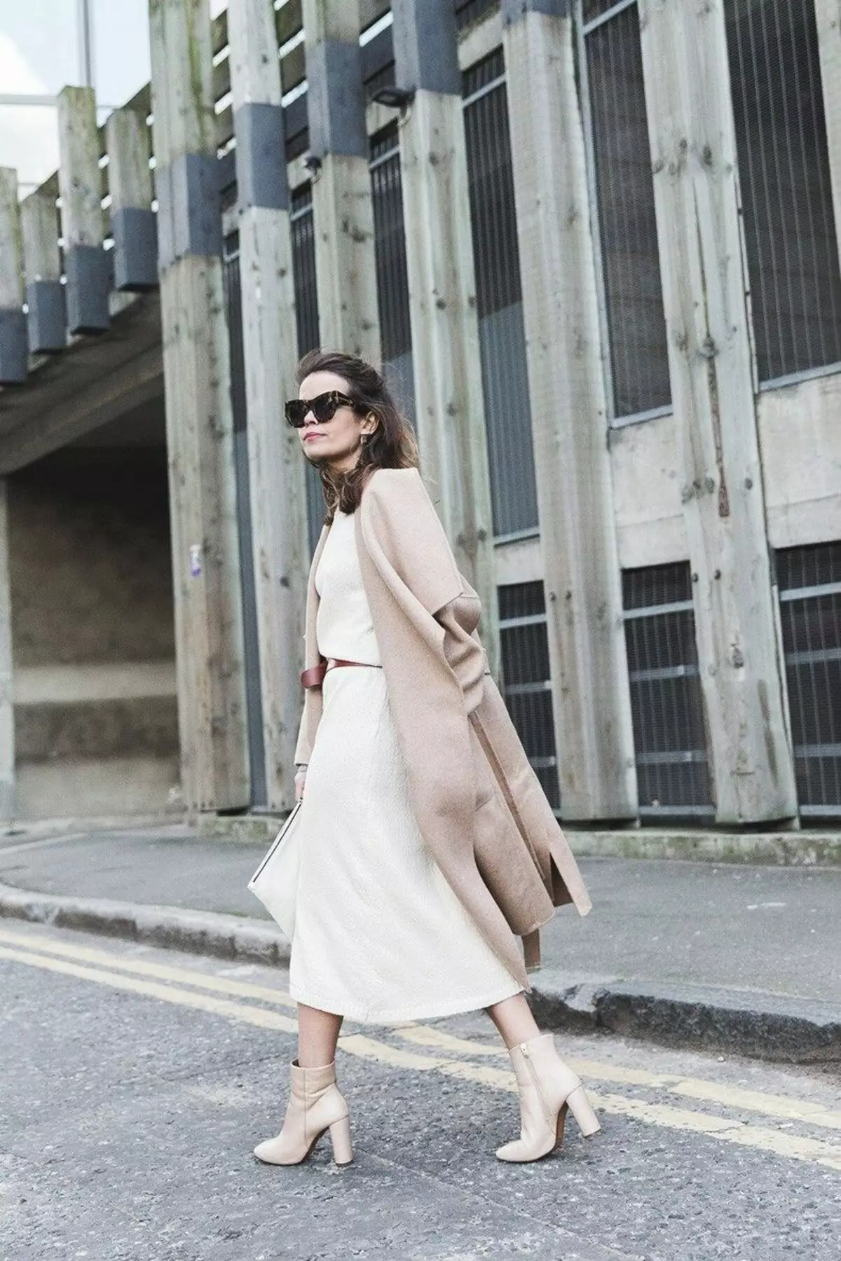 Cosa indossare Trench 2021 (79 foto): Come indossare una tripla nera femminile, beige, blu? 14375_39