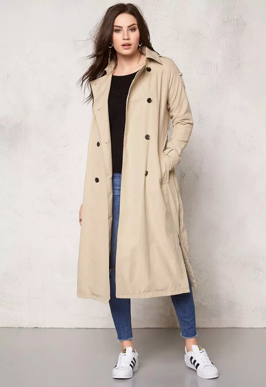 Cosa indossare Trench 2021 (79 foto): Come indossare una tripla nera femminile, beige, blu? 14375_60