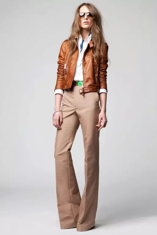 Brown leather jacket (49 mga larawan): Ano ang magsuot ng brown jackets ng mga kababaihan 14382_32