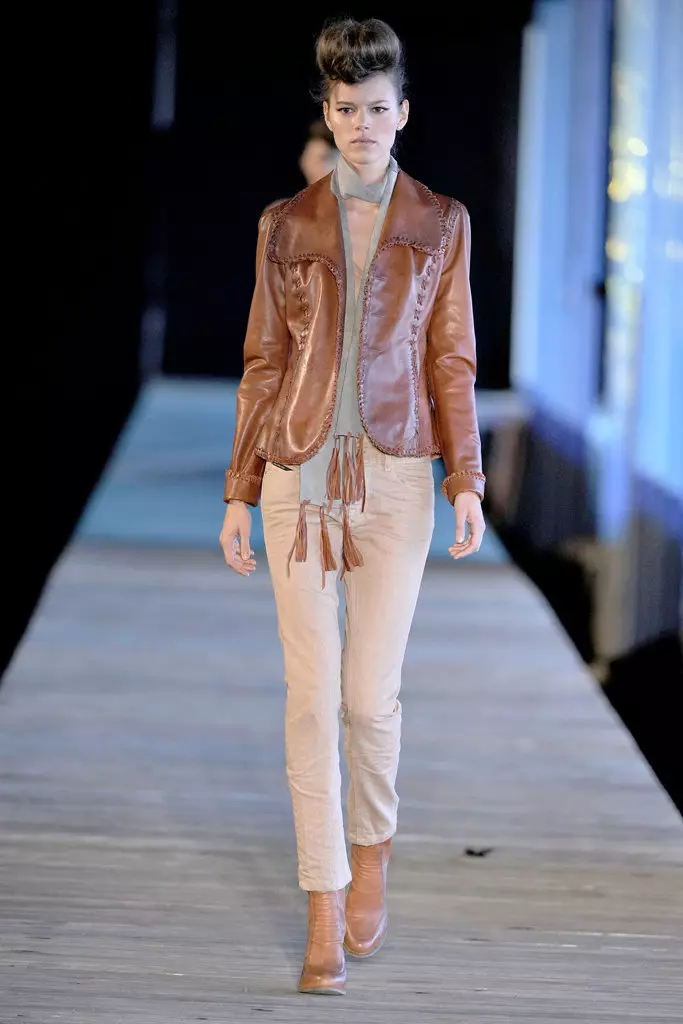 Brown leather jacket (49 mga larawan): Ano ang magsuot ng brown jackets ng mga kababaihan 14382_34