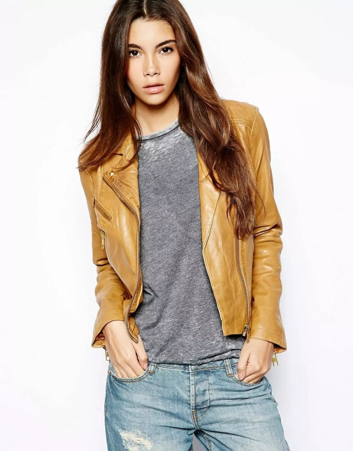 Brown leather jacket (49 mga larawan): Ano ang magsuot ng brown jackets ng mga kababaihan 14382_47