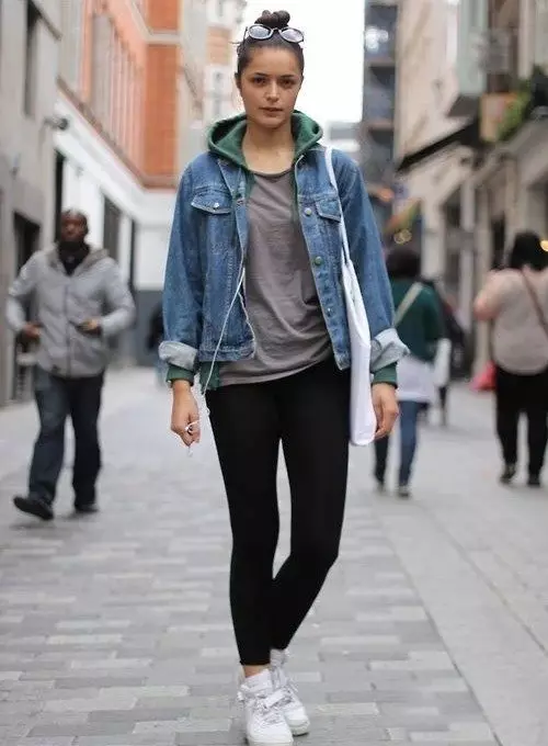 Jaket denim pendek (60 gambar): Apa yang perlu memakai seluar jeans wanita 14387_56