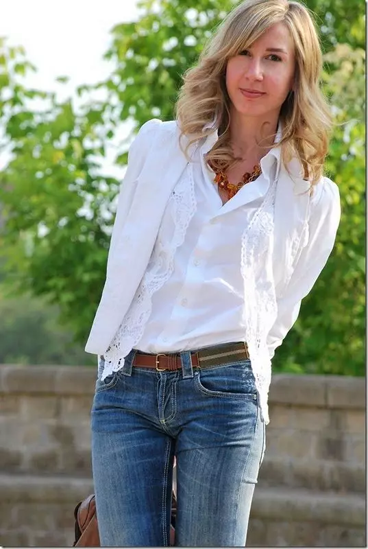 Біла джинсова куртка: з чим носити жіночий джінсовку білого кольору 14393_17