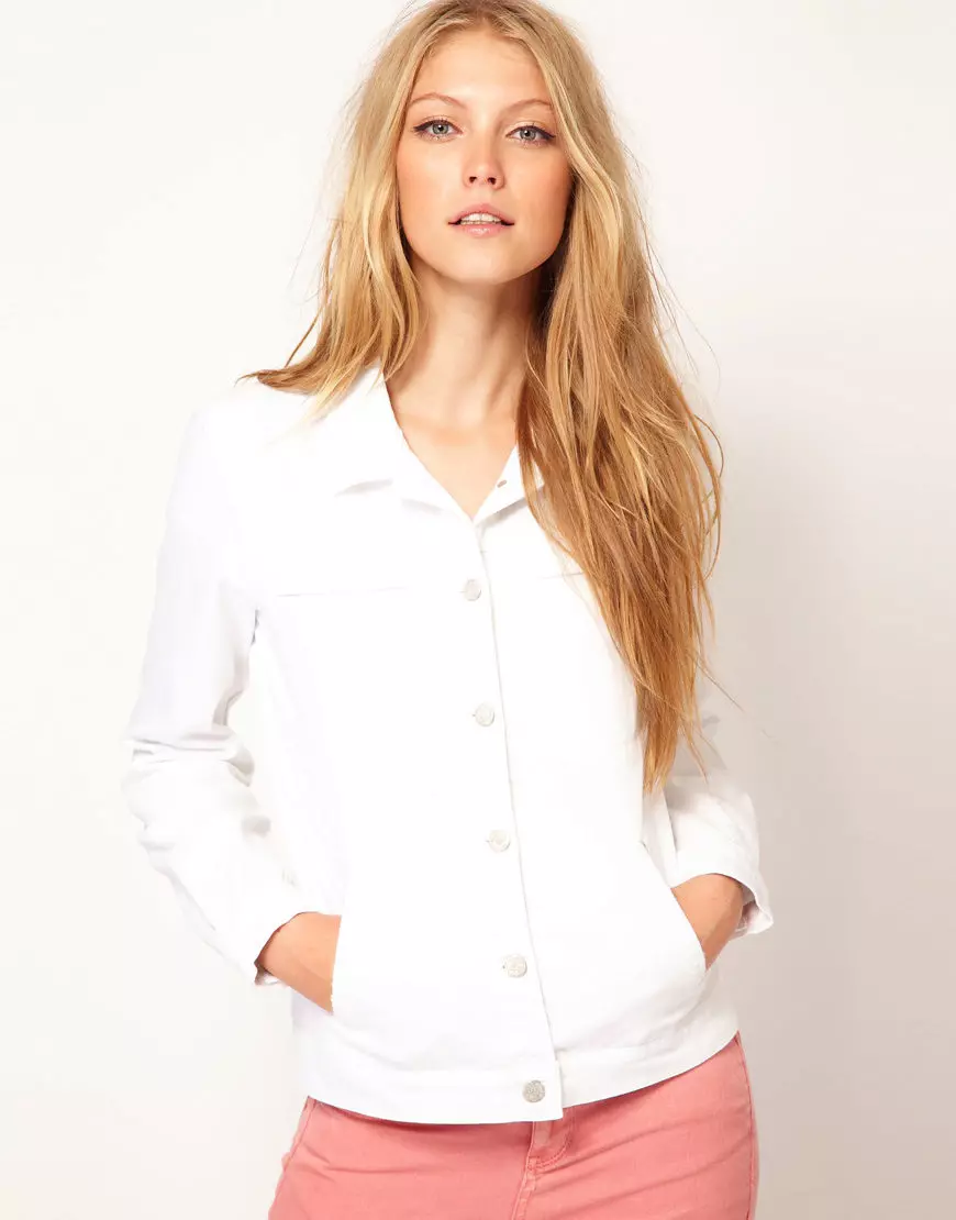 Біла джинсова куртка: з чим носити жіночий джінсовку білого кольору 14393_22