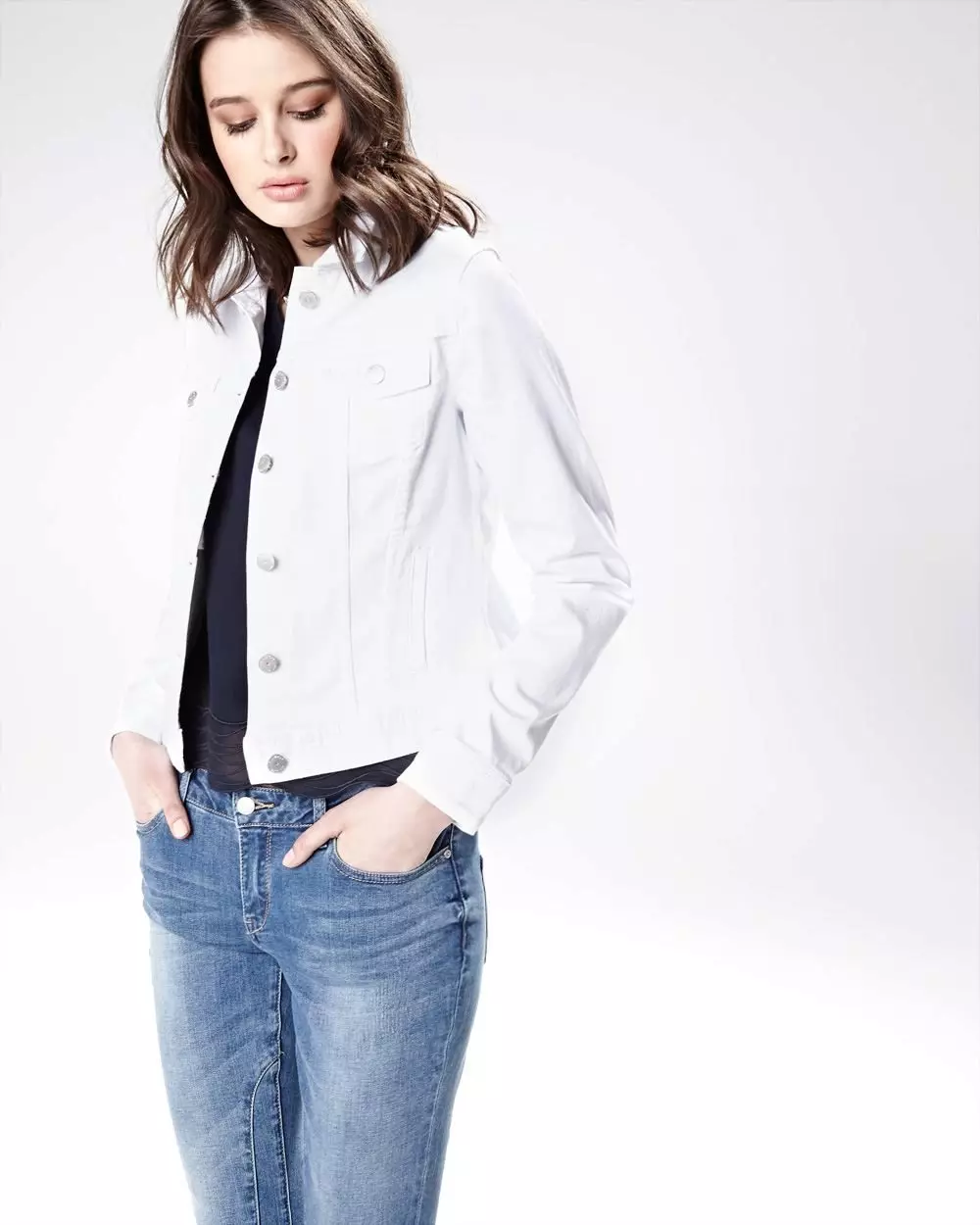 Біла джинсова куртка: з чим носити жіночий джінсовку білого кольору 14393_6