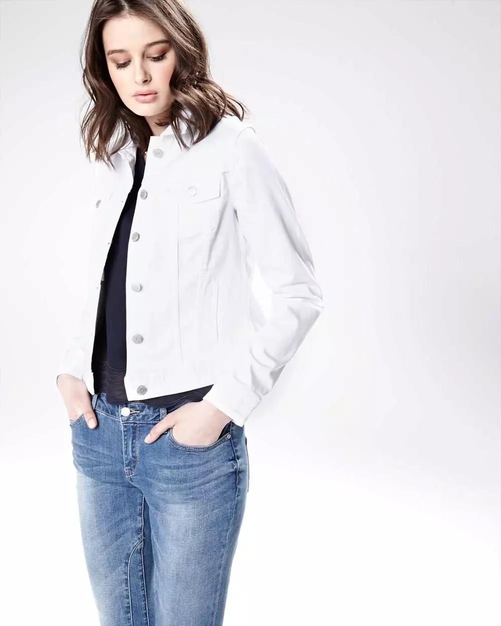 Wit Denim Jacket: Wat draagt ​​White Dachin 14393_6