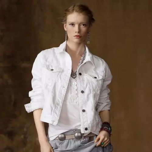 Біла джинсова куртка: з чим носити жіночий джінсовку білого кольору 14393_7