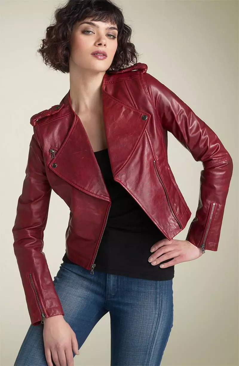 Crvena kožna jakna (49 fotografija): Što je nošenje, spektakularne slike 14397_16