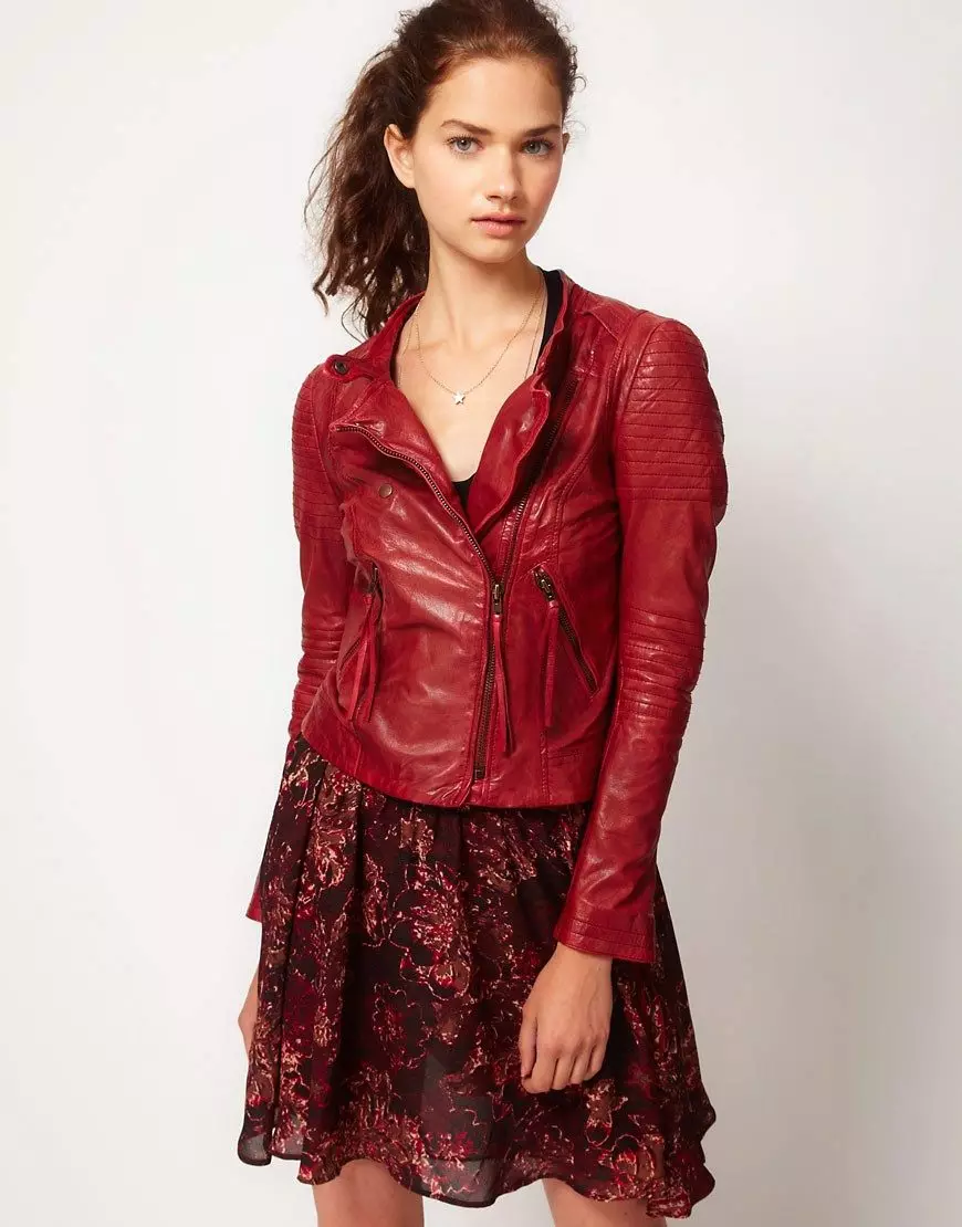Crvena kožna jakna (49 fotografija): Što je nošenje, spektakularne slike 14397_27