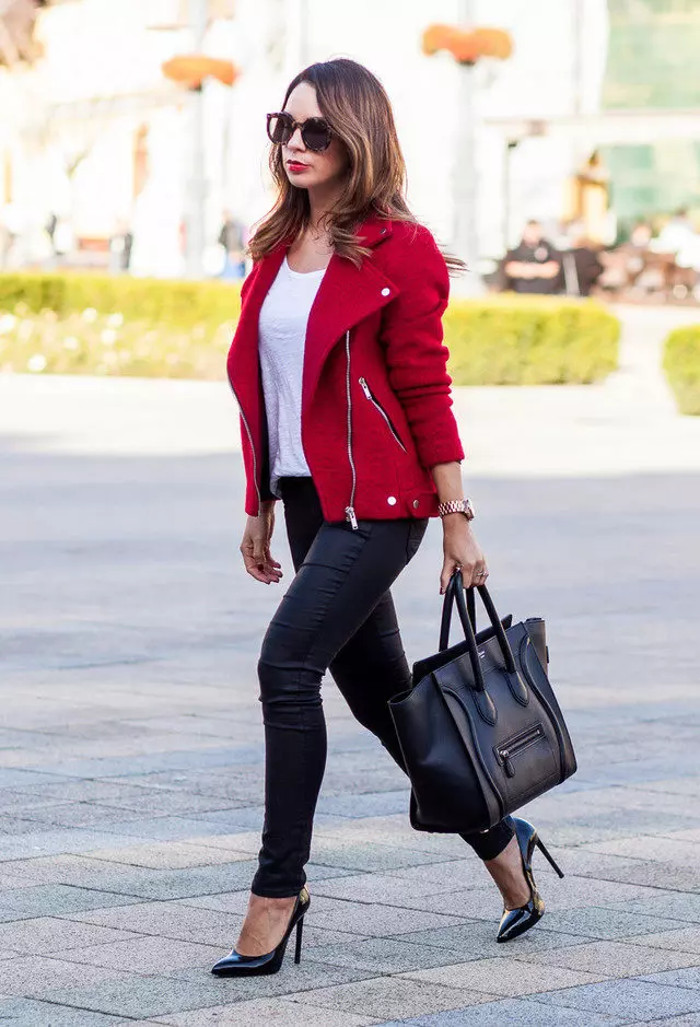 Червено кожено яке (49 снимки): Какво е носещо, зрелищни изображения 14397_30
