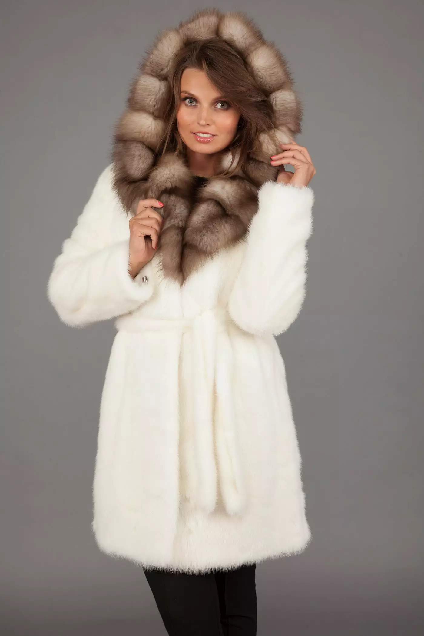 Mink Fur Coat med Sableness (56 bilder): Med en Sable Collar, Mink Fur Coat med en Sobular Finish, Light 14410_17