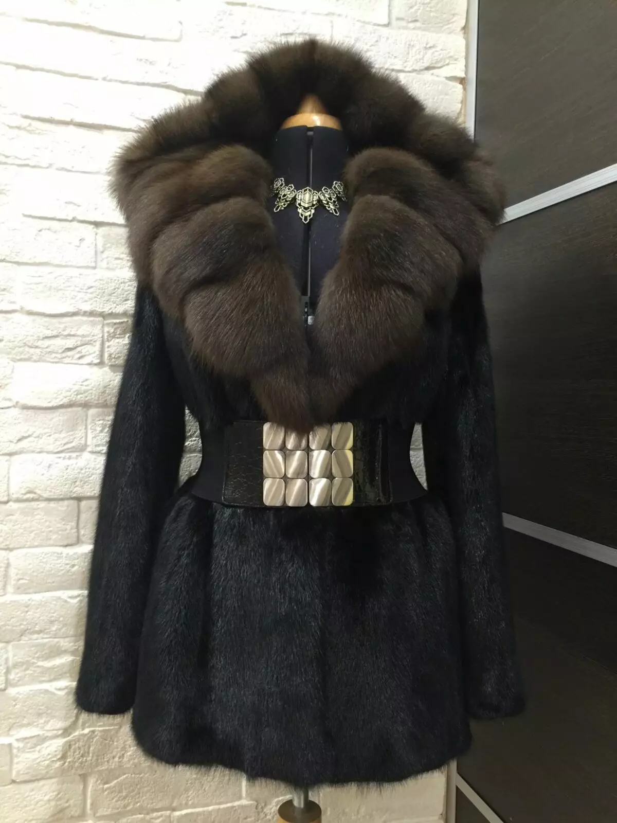 Mink Fur Coat med Sableness (56 bilder): Med en Sable Collar, Mink Fur Coat med en Sobular Finish, Light 14410_37