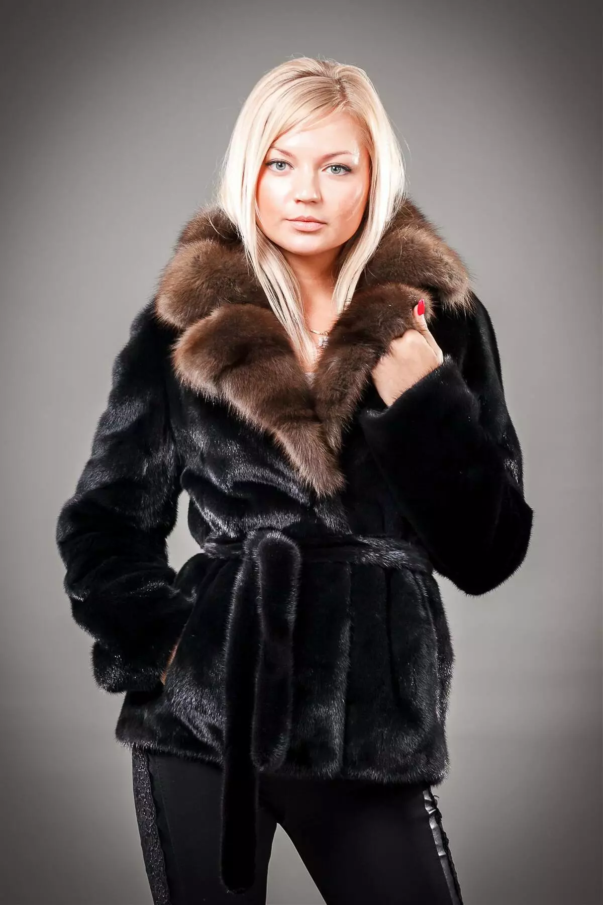 Mink Fur Coat med Sableness (56 bilder): Med en Sable Collar, Mink Fur Coat med en Sobular Finish, Light 14410_38